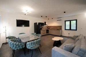 a living room with a couch and a table and a kitchen at Tramontana Iž in Veli Iž