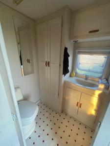 a small bathroom with a toilet and a sink at Weź Wyjdź - Podlaski Glamping in Łazy