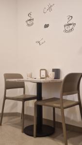 a table with two chairs and cups on a wall at MASO CLENA in Balbido-rango