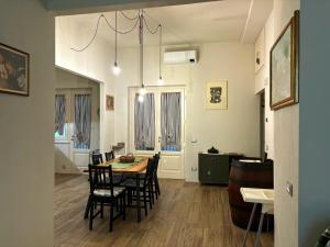 a dining room and kitchen with a table and chairs at Appartamento in centro storico. in Camaiore
