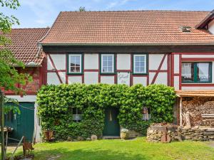 a red and white house with a green door at Die Obermühle in Sangerhausen