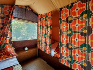 a small room with a bed and a window at une nuit insolite en 1980 in Crédin