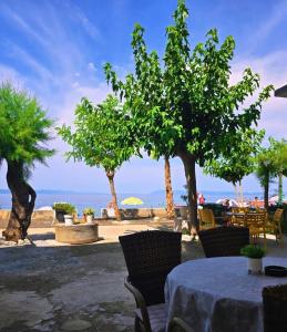 a table and chairs with a view of the ocean at Apartmani Ante 1 in Drašnice