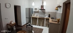 a kitchen with a counter with a sink and a microwave at Cantinho do Frangoneiro in Fortios