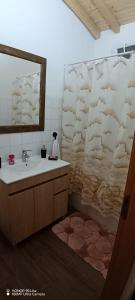 a bathroom with a sink and a mirror at Cantinho do Frangoneiro in Fortios