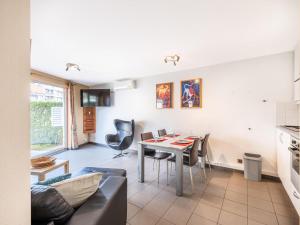 a kitchen and living room with a table and chairs at Beth gelijkvloers in Sint-Idesbald