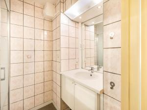 a bathroom with a sink and a mirror at Beth gelijkvloers in Sint-Idesbald
