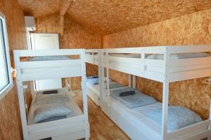 a bedroom with two bunk beds in a room at Koala Surf House, en bord d'Océan, planches de surf et skates à disposition in Hossegor