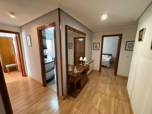 a living room with a desk and a bedroom at La casita de Isa in Ciudad-Rodrigo