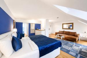 ein Schlafzimmer mit einem großen Bett und ein Wohnzimmer in der Unterkunft Hotel Rivoli Charme in München