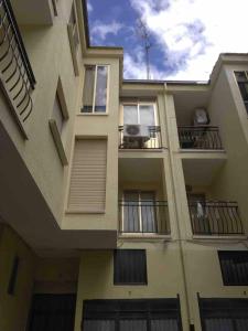 a building with balconies on the side of it at La casita de Isa in Ciudad-Rodrigo