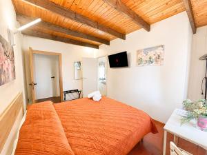 a bedroom with an orange bed in a room at Oasi Venus Perugia e Assisi in Ponte San Giovanni