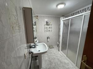 a bathroom with a sink and a shower at La casita de Isa in Ciudad-Rodrigo +7 photos