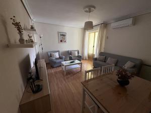 a living room with a couch and a table at La casita de Isa in Ciudad-Rodrigo