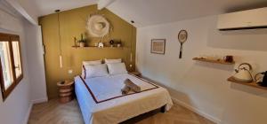 a bedroom with a bed in a room at La Casita in Avignon