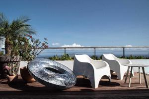 a metal bowl and two chairs and a table at Villa Bananes Rouges in Boyer
