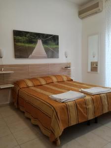 ローマにあるテスタ ジョアッキーノ B＆Bのベッドルーム1室(壁に絵画が描かれた大型ベッド1台付)