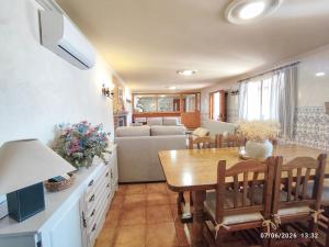 a kitchen and living room with a table and a couch at VILLA CERRO MORENOVilla privada con piscina en finca exclusiva a 10 min de Lagunas de Ruidera in Ossa de Montiel +9 photos