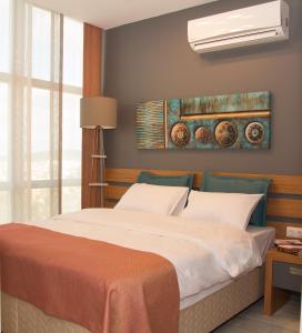 イスタンブールにあるZin D Home Dudullu Otelのベッドルーム(大型ベッド1台、窓付)