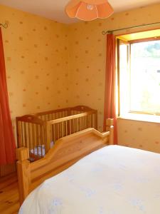 a bedroom with two bunk beds and a window at Gîte Les Hambostures in Lapoutroie