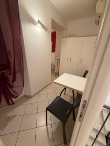 a small room with a table and a chair at M&M Rooms in Pannocchia