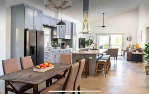 a kitchen and dining room with a table and chairs at La Casa Del Valle in Francisco Zarco