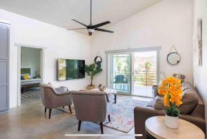 a living room with a couch and a table at La Casa Del Valle in Francisco Zarco