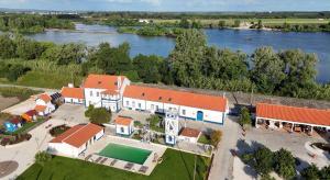 Luftaufnahme eines Hauses an einem Fluss in der Unterkunft Marchanta Riverside Hotel in Santarém