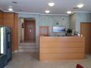 una sala de espera con recepción en un hospital en Hotel Avenida, en Gijón