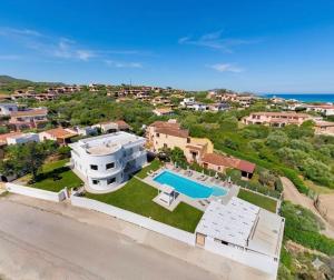 an aerial view of a house with a swimming pool at Al Mare da Francesca in Olbia
