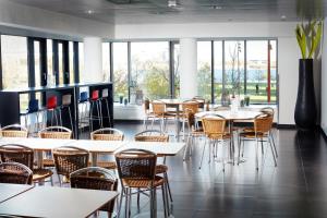 Um restaurante ou outro lugar para comer em Cabinn Aalborg