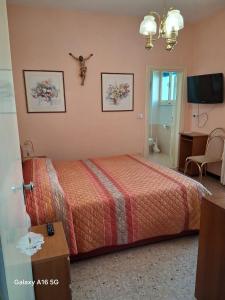 a hotel room with a bed and a room at Le Ortensie in Bono