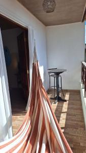 a hammock in the corner of a room with a table at Pipa Centro in Pipa