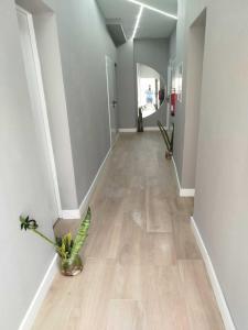 a hallway of an empty room with wood floors at Alojamiento MEL BEACH in Arinaga