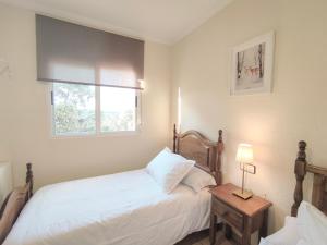 a bedroom with two beds and a window at VILLA CERRO MORENOVilla privada con piscina en finca exclusiva a 10 min de Lagunas de Ruidera in Ossa de Montiel