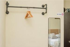 ein Spiegel an einer Wand neben einem Schlafzimmer in der Unterkunft Hotel & Suites JM in Orizatlán