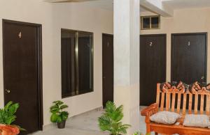 ein Zimmer mit schwarzen Türen und einer Holzbank in der Unterkunft Hotel & Suites JM in Orizatlán + 2 Fotos