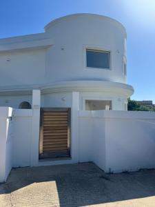 a white house with a door and a window at Al Mare da Francesca in Olbia