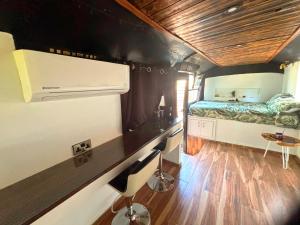 Un pat sau paturi într-o cameră la Magic Bus +27 fotografii