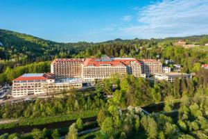 vista aerea di un edificio in una foresta di Hotel Gołębiewski Wisła a Wisła