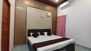 a bedroom with a bed in a room at Ma jamwanti homestay in Ayodhya