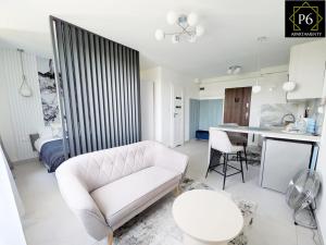 a living room with a white couch and a table at P6 Lipowa in Pisz