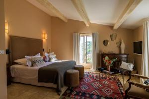 ein Schlafzimmer mit einem großen Bett und einem Fenster in der Unterkunft Hôtel La Dimora & Spa in Saint-Florent