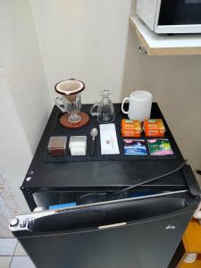 a black counter top with a table with a coffee mug at Pernoitar in São José