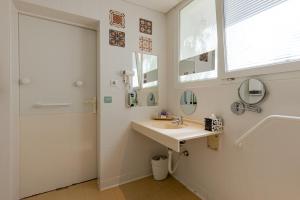 ein Badezimmer mit Waschbecken und Spiegel in der Unterkunft Logis Hôtel Rêve de Sable in Royan + 80 Fotos