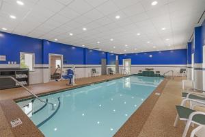 a large swimming pool in a room with blue walls at Best Western Plus Brunswick Bath in Brunswick