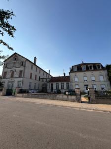 two buildings on the side of a street at Le pensionnat de Jeanne in Domrémy-la-Pucelle