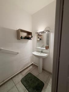 a white bathroom with a sink and a mirror at Le pensionnat de Jeanne in Domrémy-la-Pucelle +15 photos