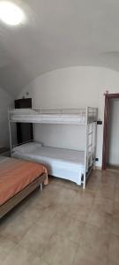 ein Schlafzimmer mit zwei Etagenbetten in einem Zimmer in der Unterkunft Casa Eman in Barrea