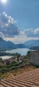 Blick auf ein Gewässer mit Gebäuden und Bergen in der Unterkunft Casa Eman in Barrea